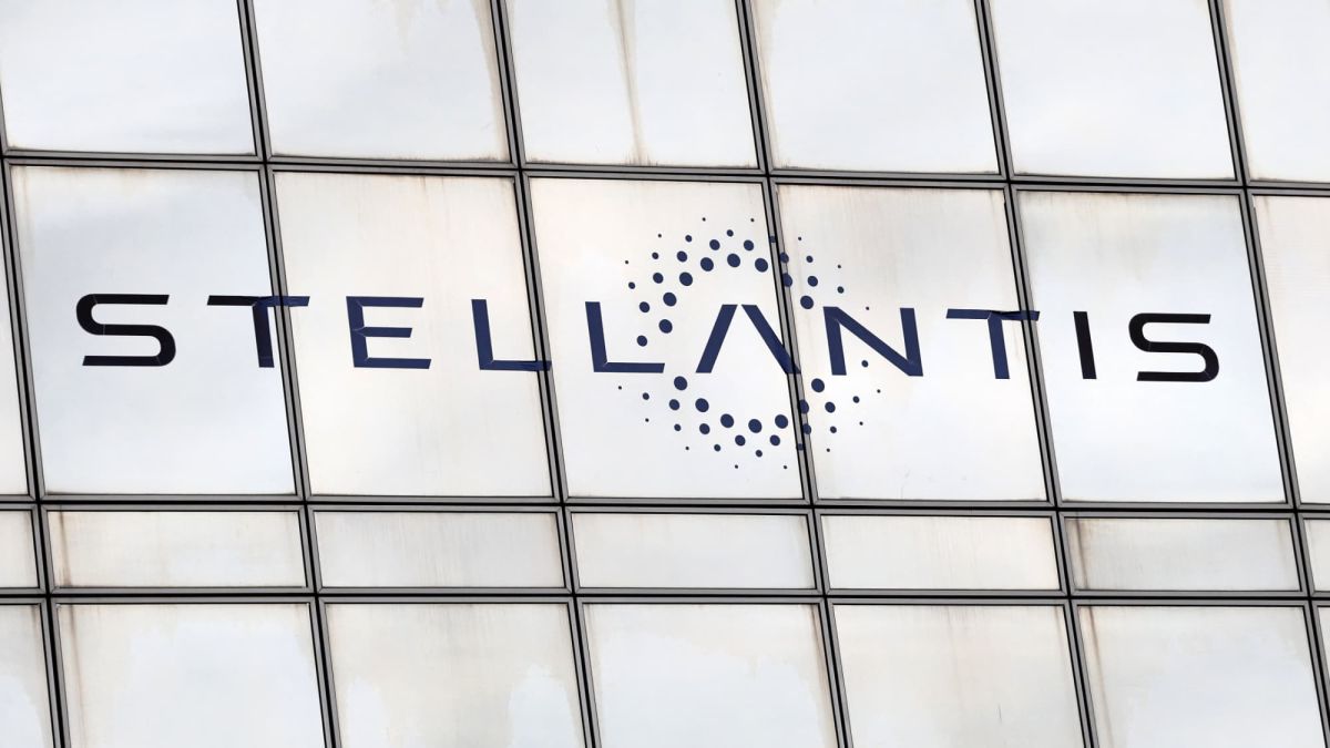 Stellantis renonce au télétravail : un retour au bureau qui inquiète les employés