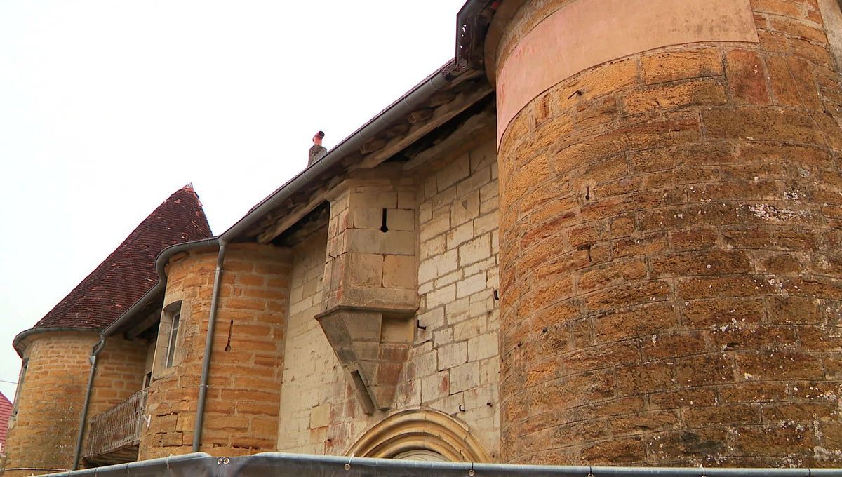 Un artisan se bat pour redonner vie à un château en péril