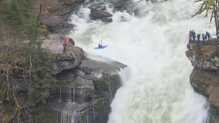Un plongeon audacieux au Saut du Doubs : l'exploit d'une kayakiste