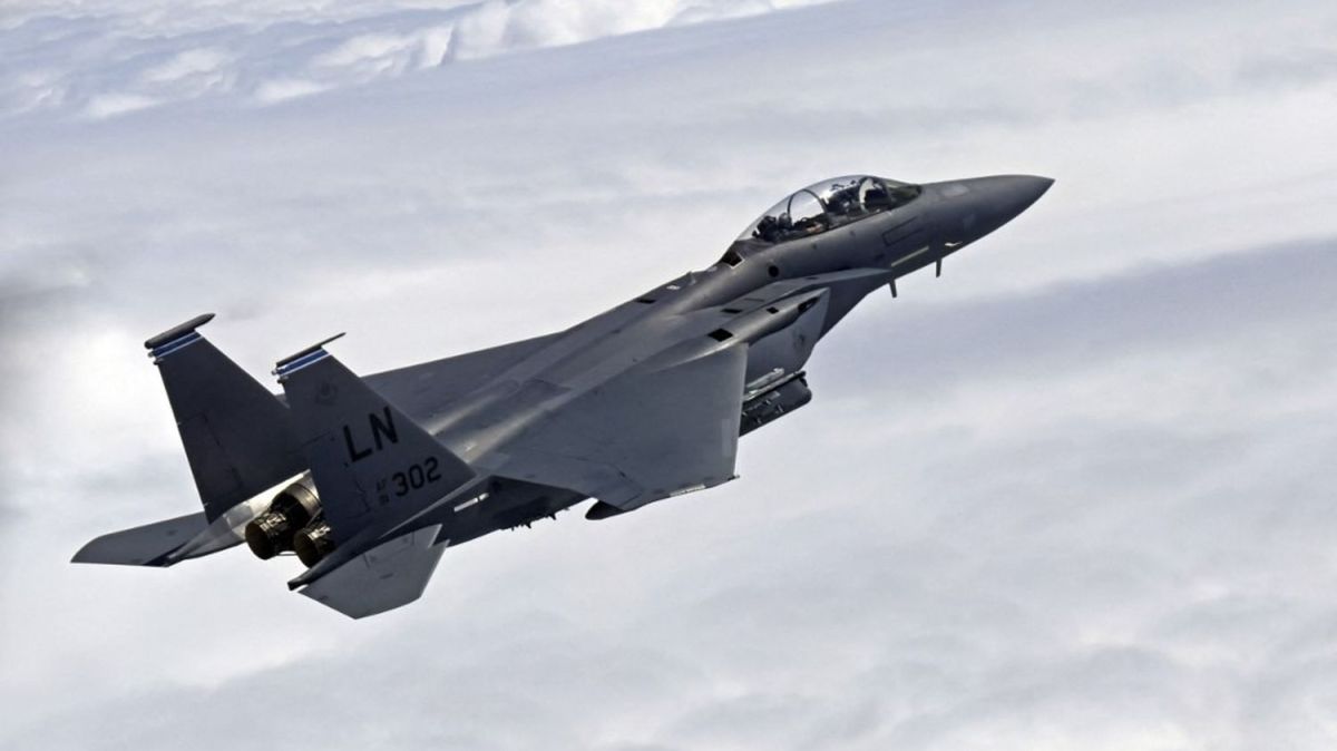 Un chasseur américain abattu en Iran : tensions croissantes et recherches en cours