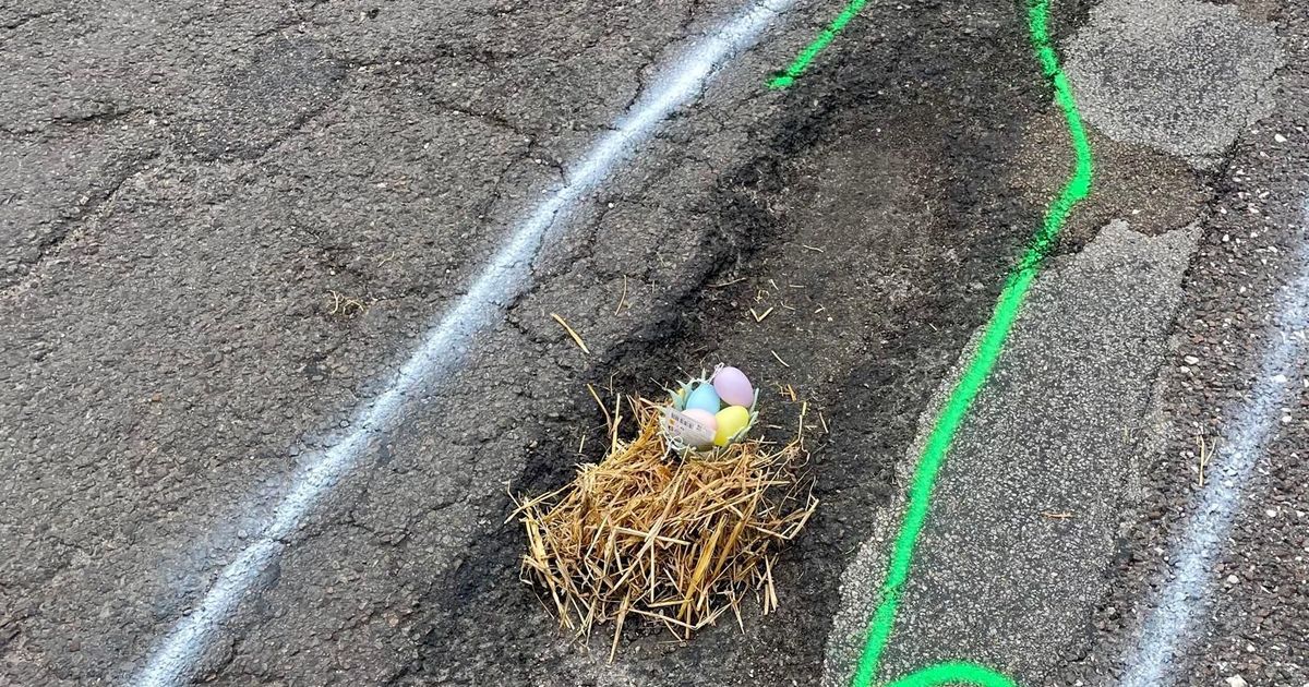 Chasse aux nids-de-poule : les motards de Côte-d'Or placent des œufs de Pâques pour alerter