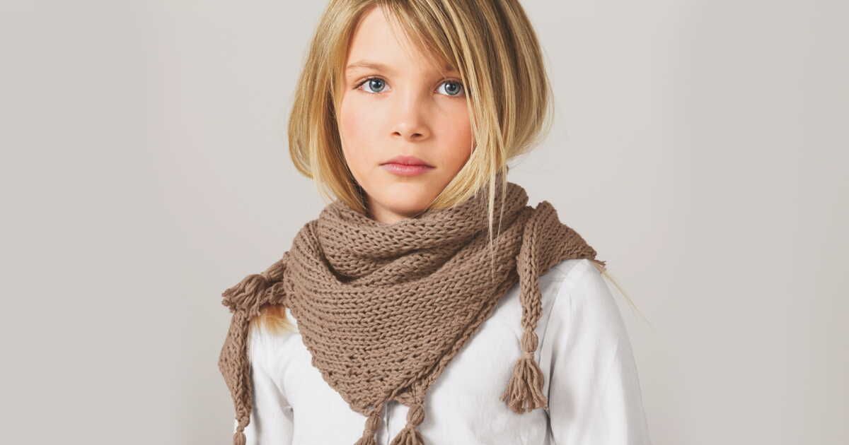 L'accessoire tendance : le chèche à pompons pour enfants