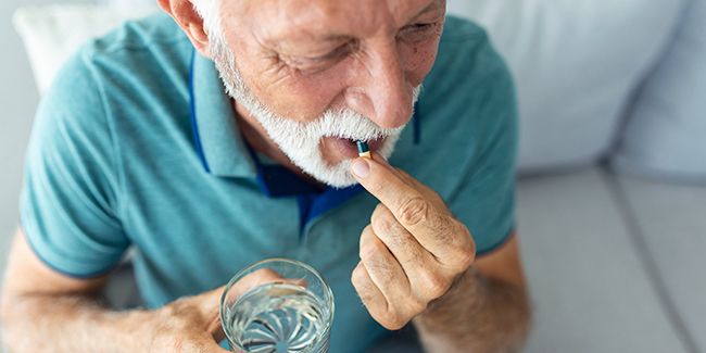 Prévenir les effets indésirables des médicaments : astuces essentielles pour les seniors