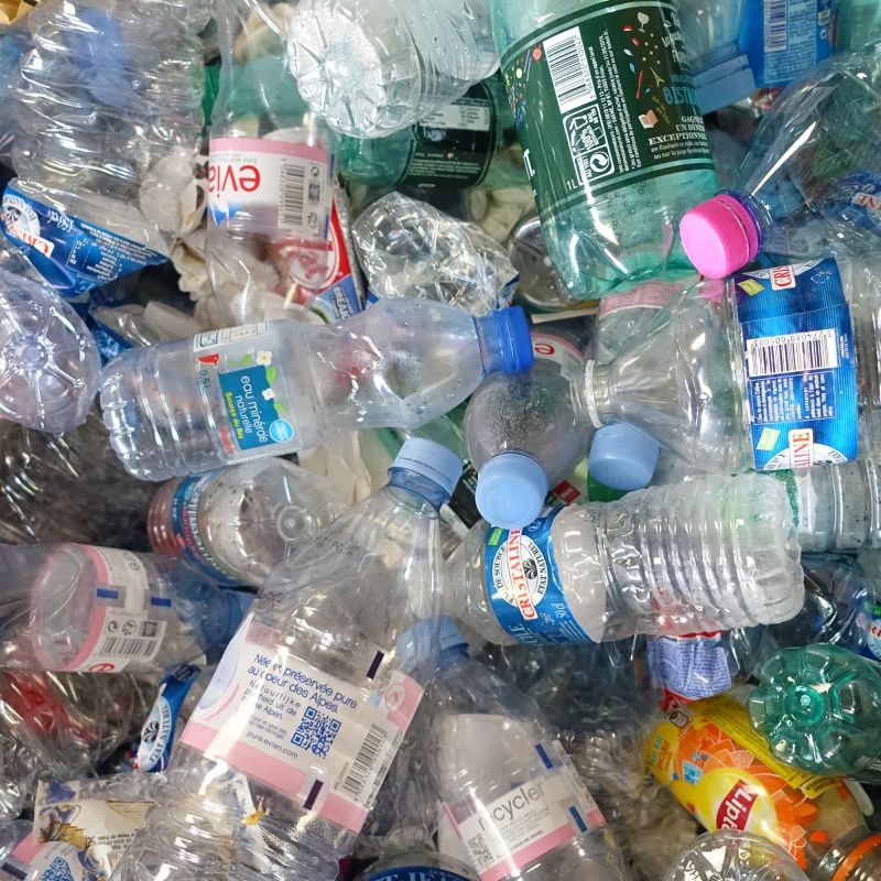 Le plastique en supermarché : un fléau omniprésent et des solutions en suspens