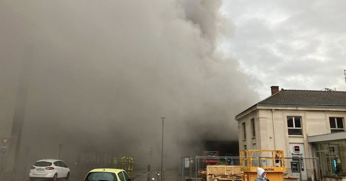 Chalon-sur-Saône : un bus en proie aux flammes à la gare routière