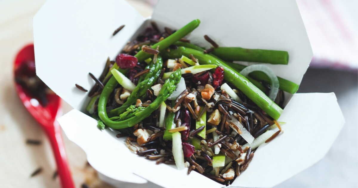 découvrez la fraîcheur d'une salade de riz sauvage