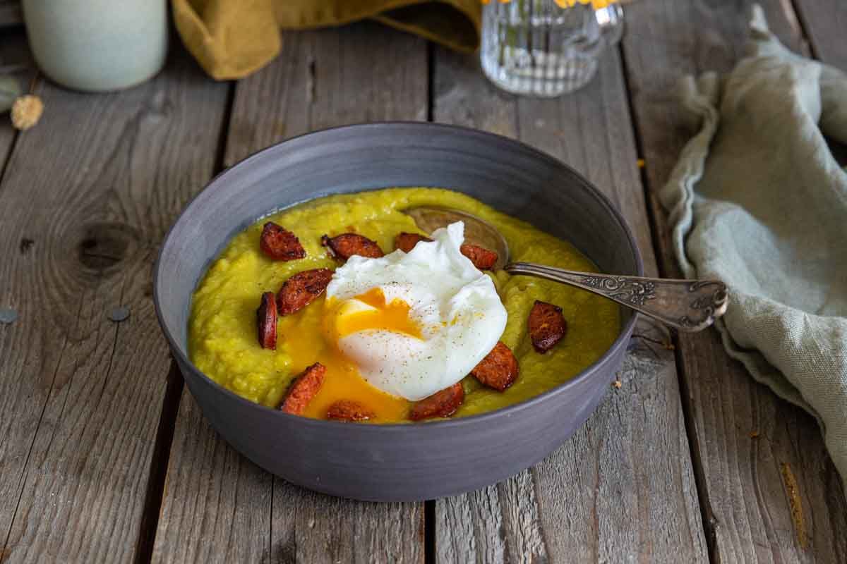 Soupe de pois cassés et poireaux au chorizo & œuf poché