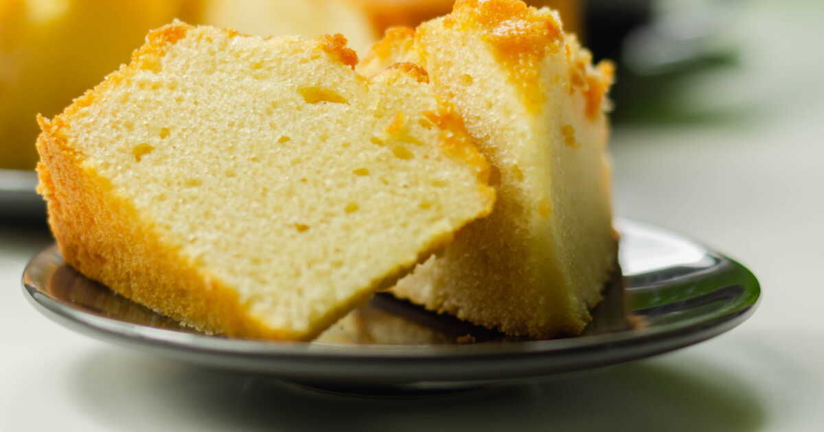 Un gâteau aérien à la mangue et à la noix de coco pour les chaudes journées d'été