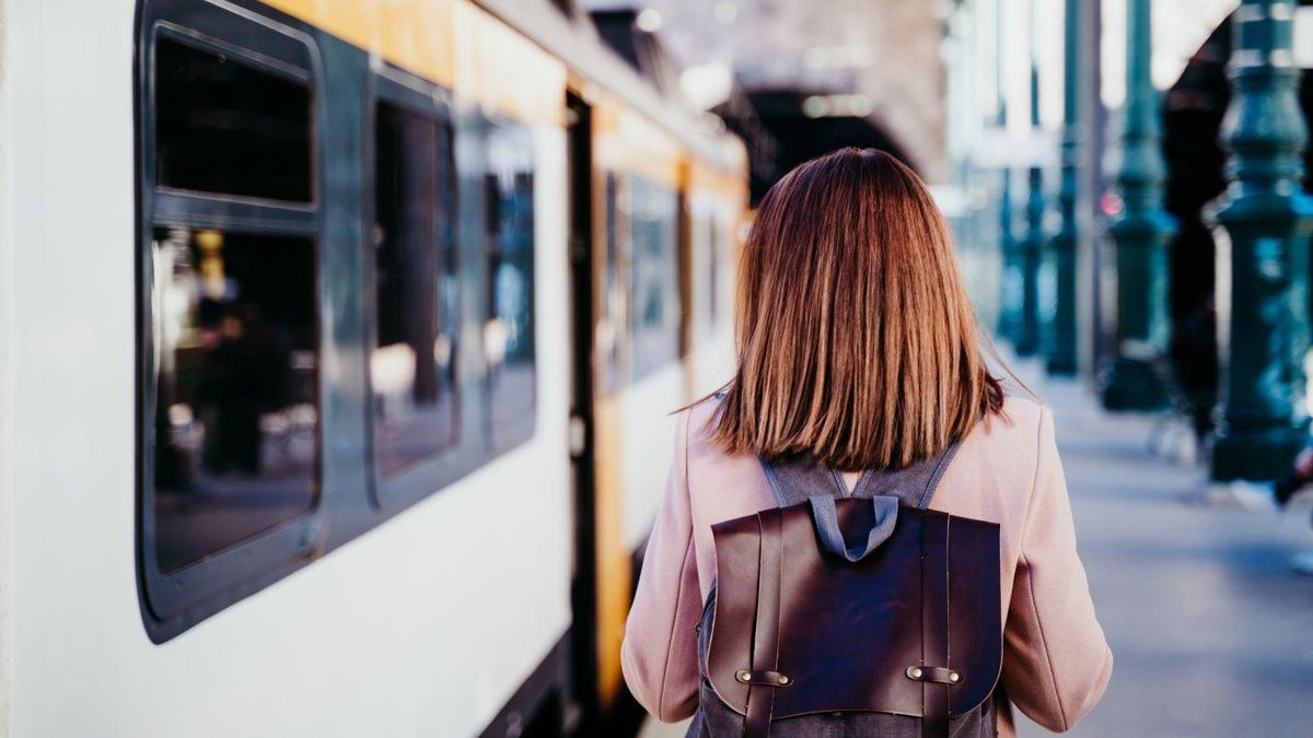 Une fuite de 15 ans dans les trains suisses : une femme condamnée à payer ses dettes colossales