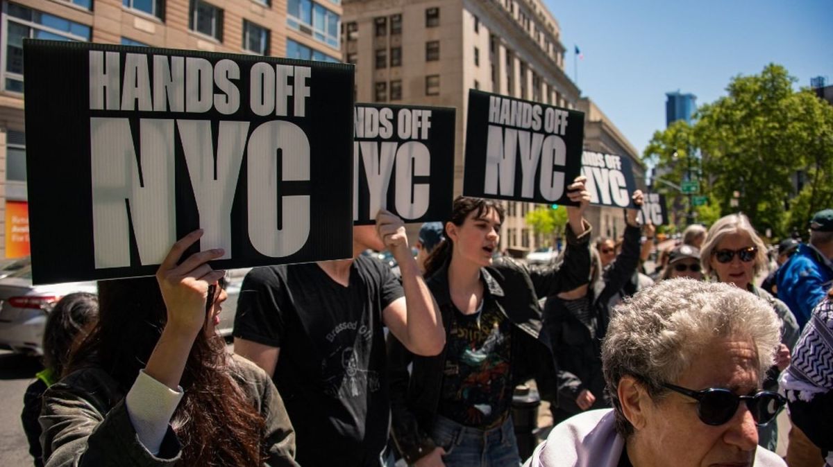 New York : un juge fédéral met un frein aux arrestations de migrants dans les tribunaux