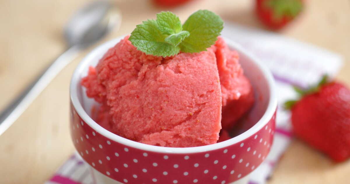 La recette express du sorbet à la fraise : un délice en 3 minutes sans congélateur