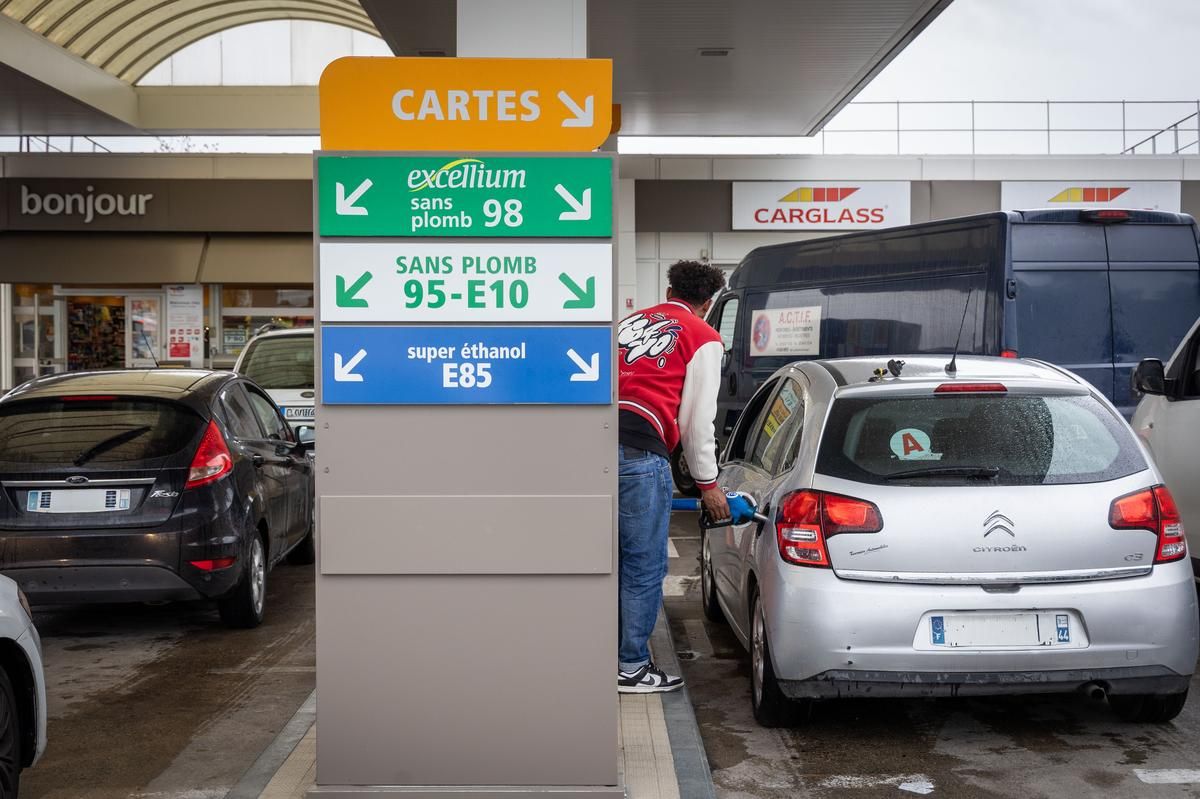 Des dépanneurs en colère bloquent le périphérique parisien pour obtenir des aides gouvernementales