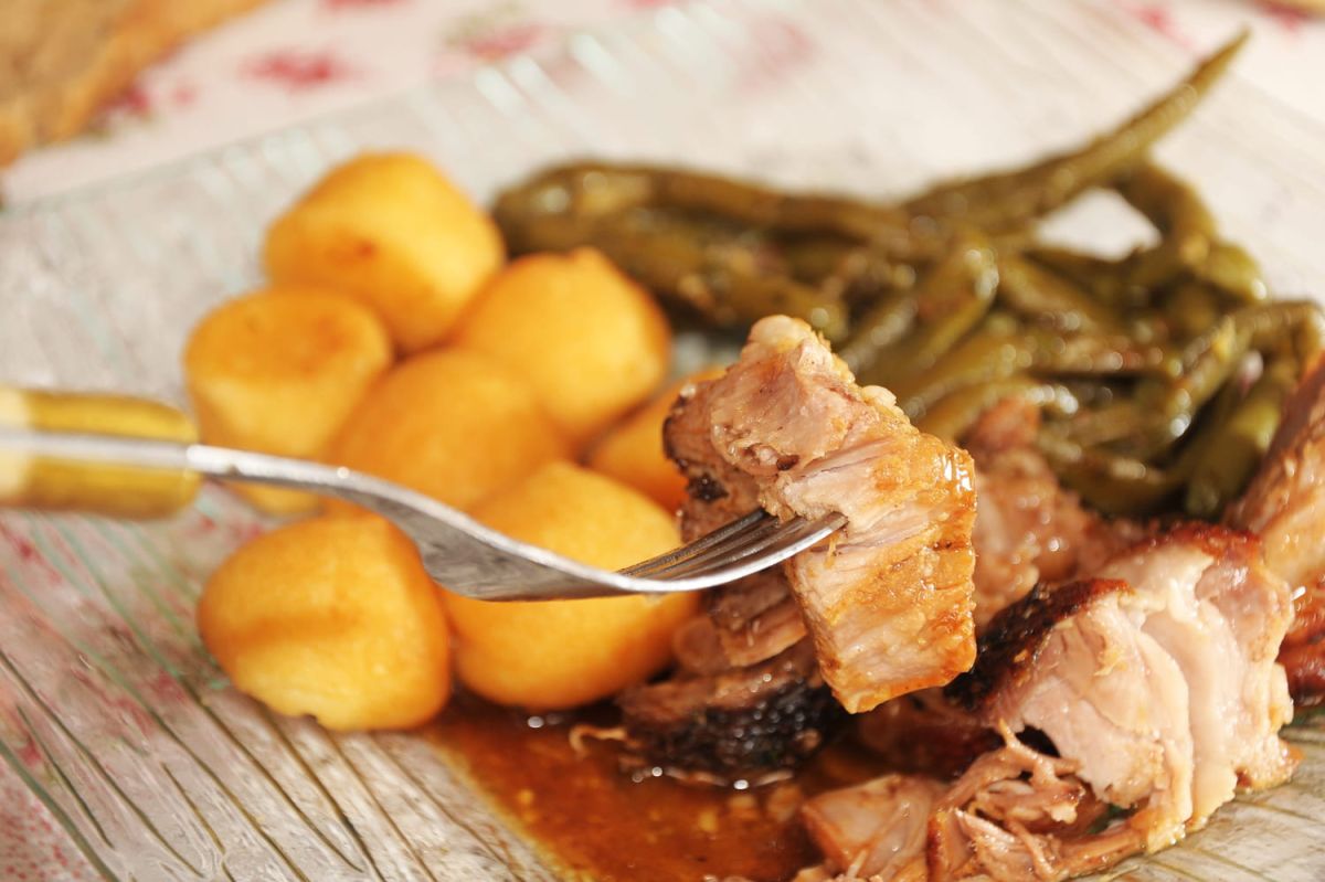 Savourez les côtes de cochon et leurs pommes dauphines avec Cyril Lignac