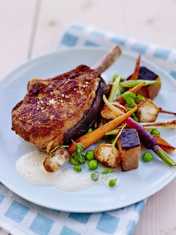 Côte de veau rôtie à la croûte croustillante et légumes de saison