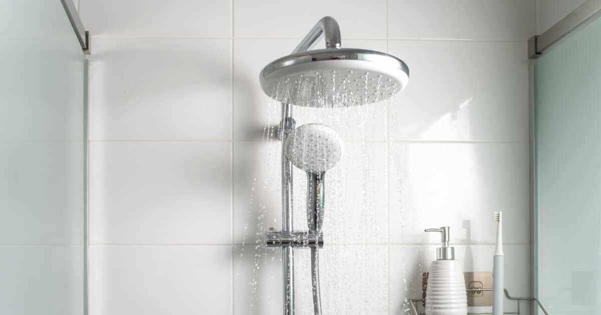Réduisez votre consommation d'eau avec ces conseils pratiques pour la douche