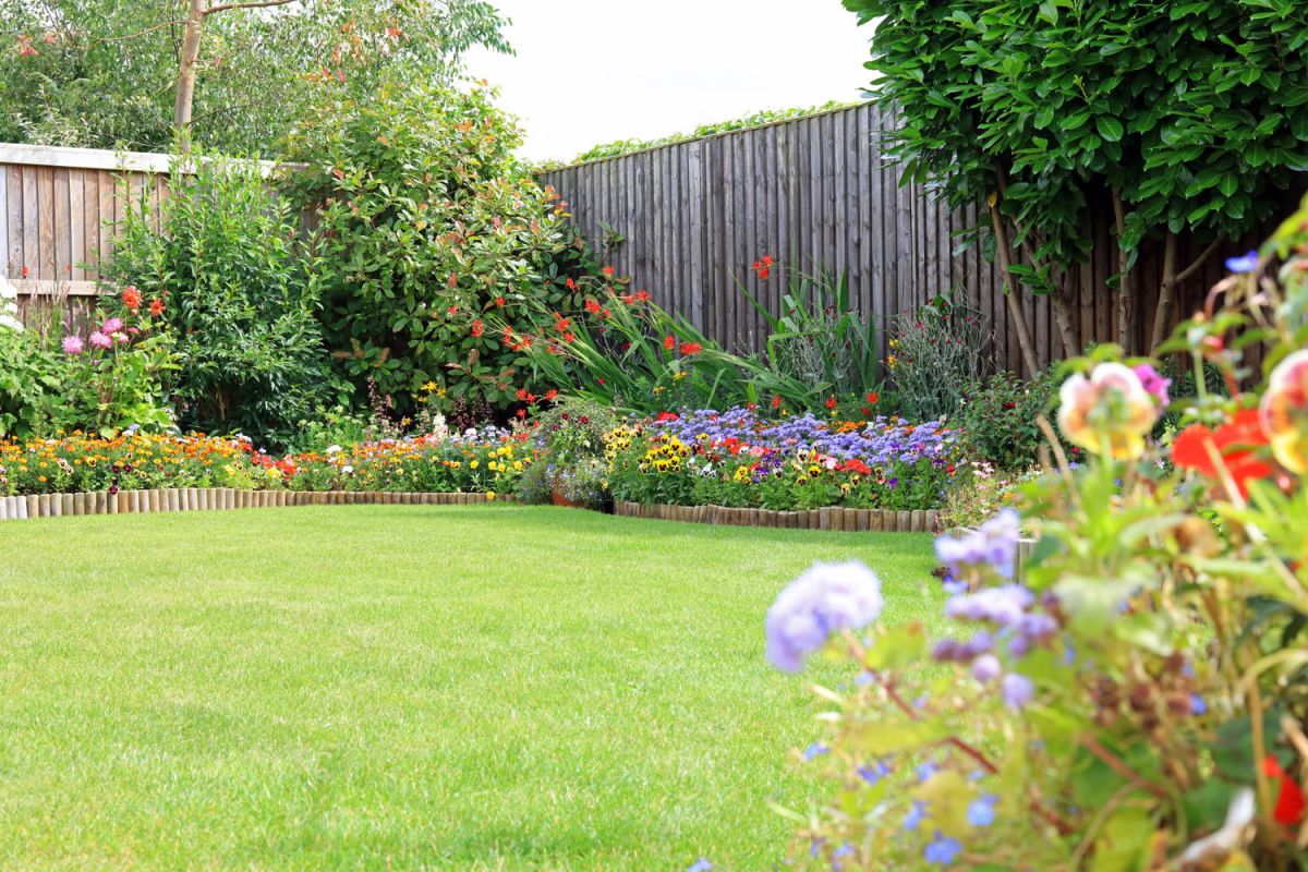 Transformez votre jardin : astuces des experts pour une impression d'espace