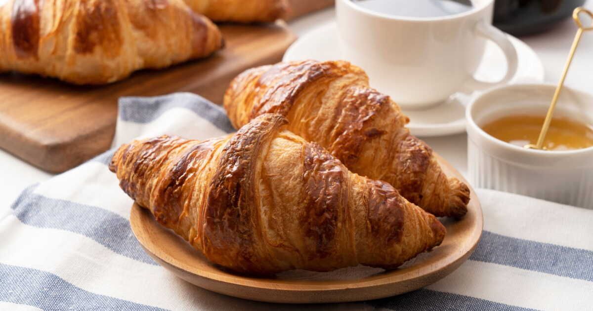 Transformez vos croissants rassis en pancakes irrésistibles avec cette recette de Mohamed Cheikh