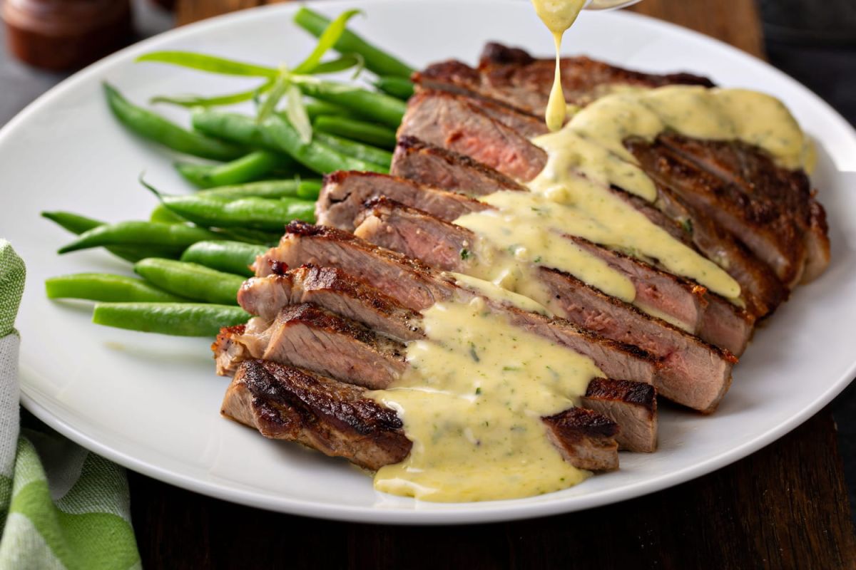 Découvrez la sauce incontournable des brasseries pour sublimer vos viandes