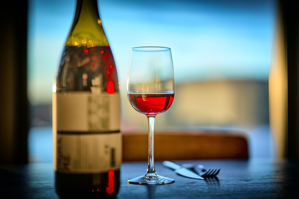 Quand ouvrir une bouteille de vin : carafage vs décantation