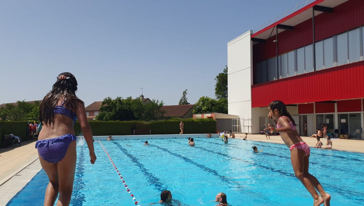 Des estivants ravis à la piscine de Genlis malgré la météo