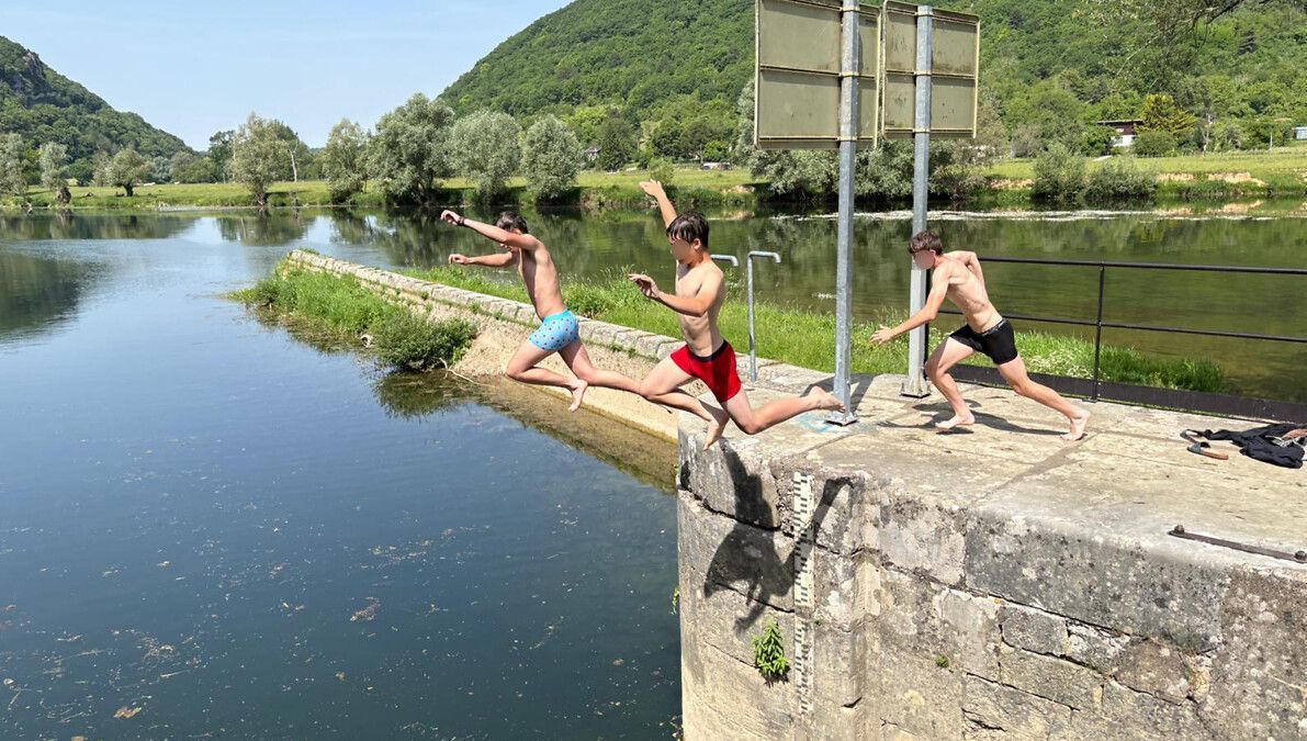 Des jeunes bravent l'interdiction de baignade dans une écluse près de Besançon