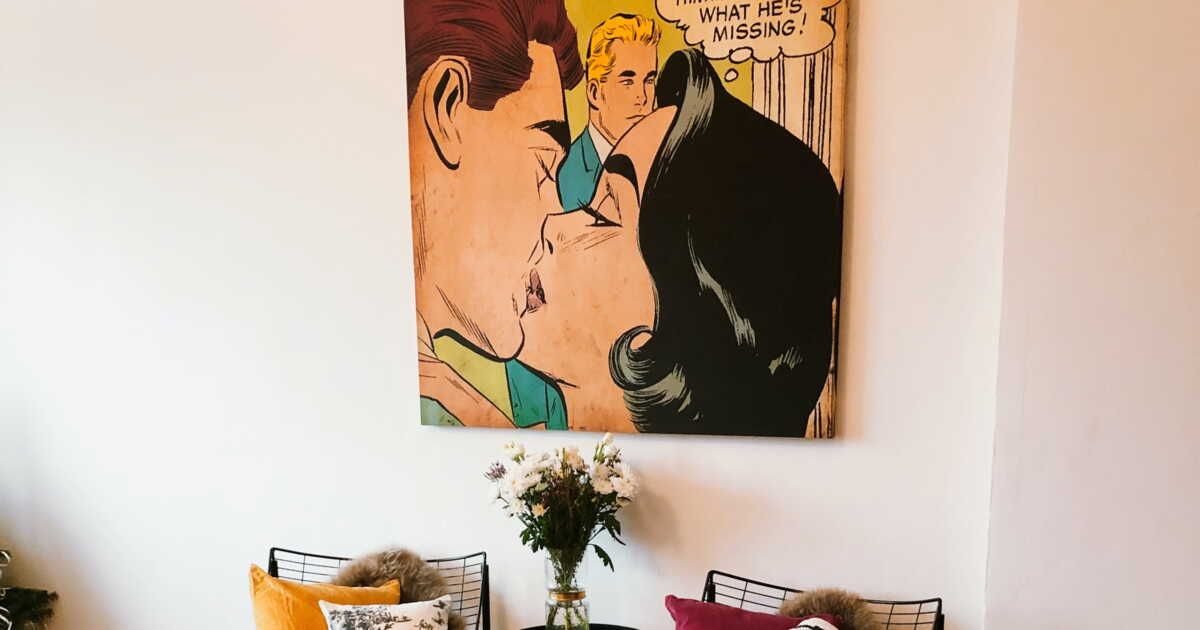 Transformez une simple table Ikea en un bout de canapé élégant