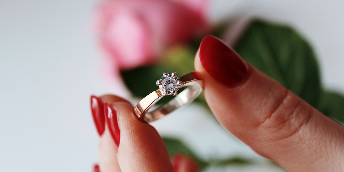 Mon ex veut récupérer la bague de fiançailles : en a-t-il le droit ?
