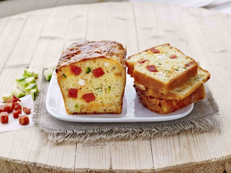Un cake savoureux à la feta, courgette et pépites de chorizo