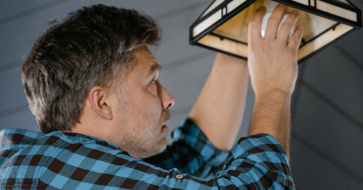 Voici comment installer un luminaire sans percer votre plafond