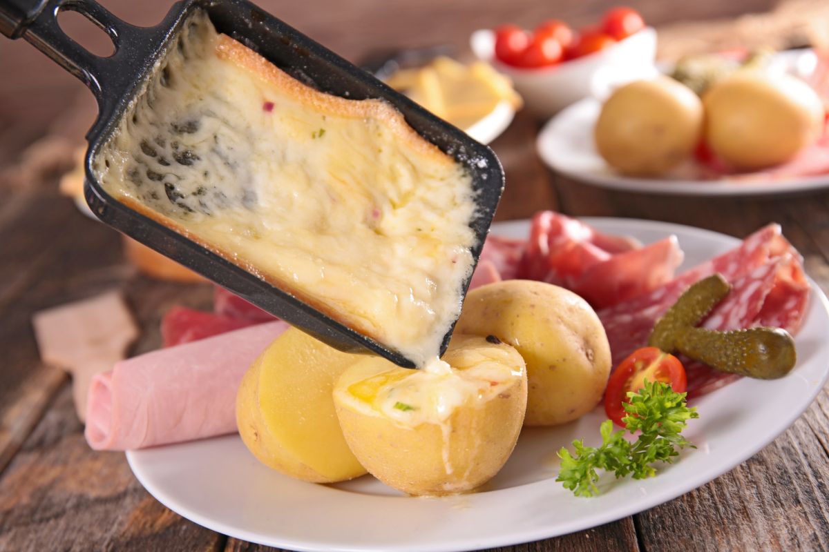 Réinventer la raclette : 5 idées délicieuses pour ne plus gaspiller vos restes