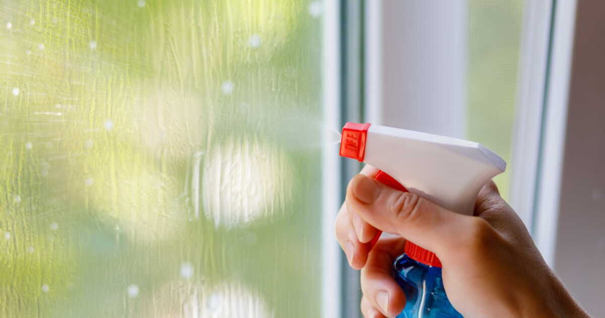 La méthode simple pour faire briller vos baies vitrées sans effort