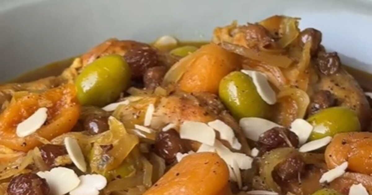 Savourez un tajine de poulet aux fruits secs préparé à la cocotte