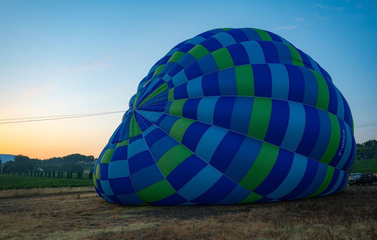 Tragédie en montgolfière : un homme perd la vie lors d'un saut inattendu