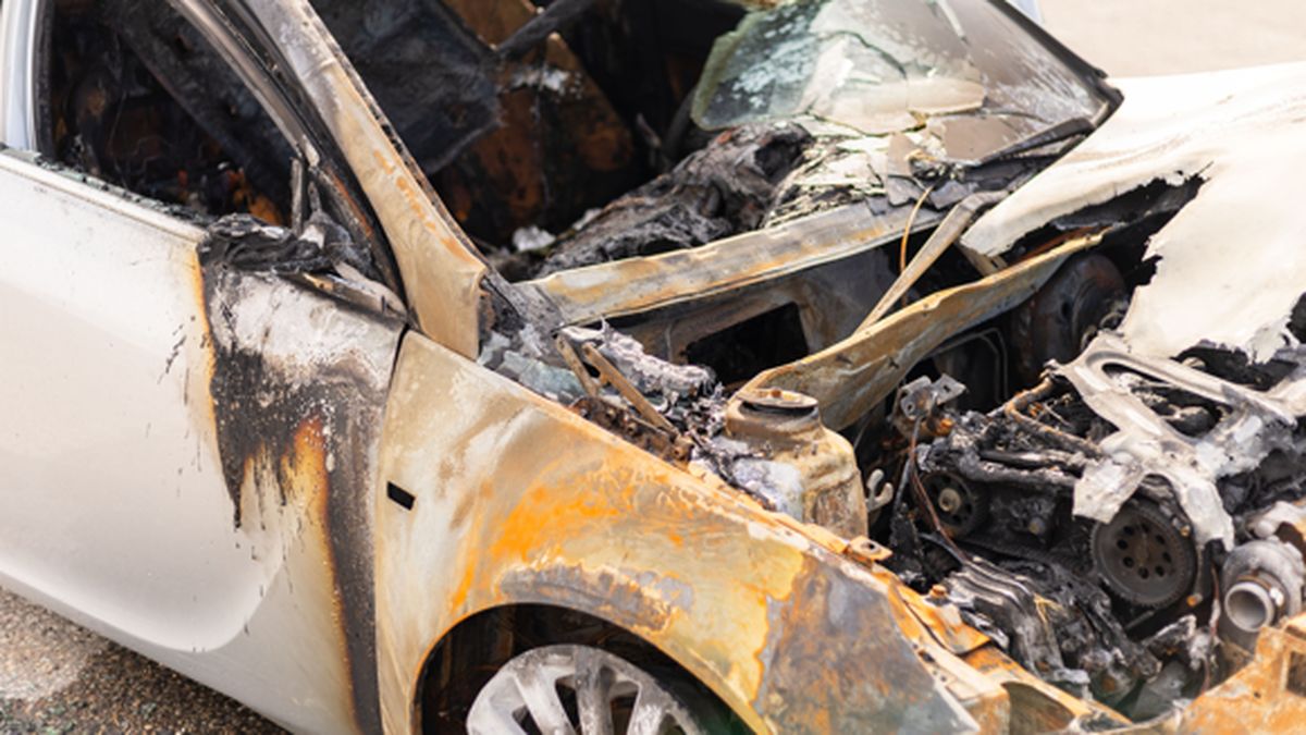 Un couple de retraités confronté à l’horreur : leur voiture flambant neuve prend feu