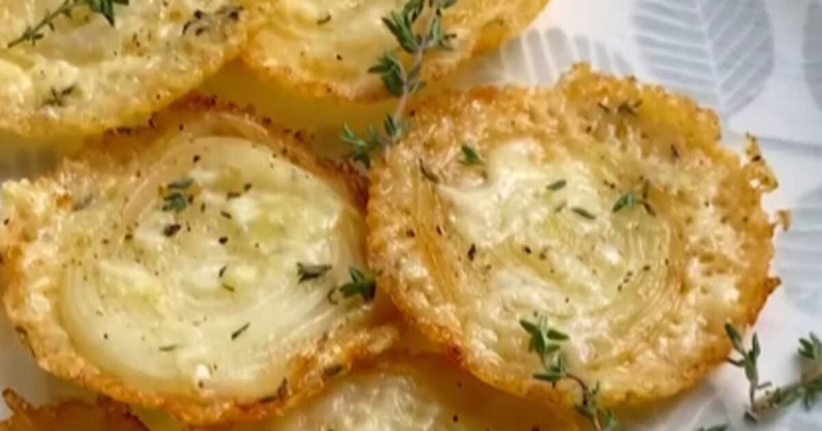 Crackers d'oignon et parmesan : une recette apéritive rapide et savoureuse