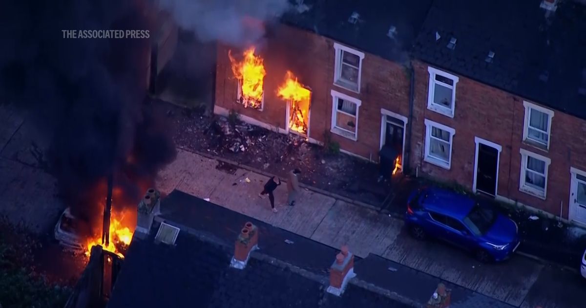 des manifestations violentes à belfast : incendies et évacuations au coeur de la tempête