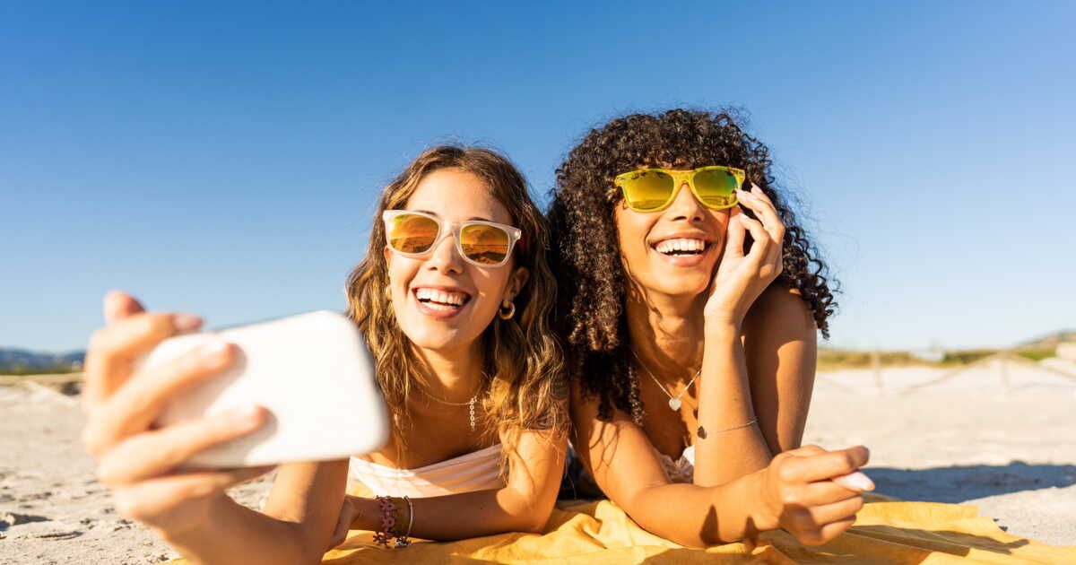 Comment retirer les grains de sable incrustés dans les lunettes, smartphones et appareils photo ?