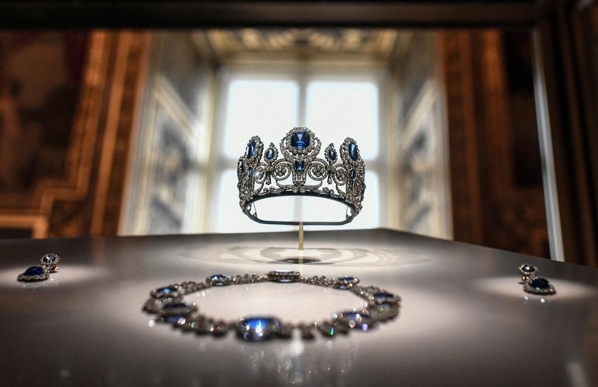 Un vol audacieux au Louvre : plongée dans le casse des joyaux de la Couronne