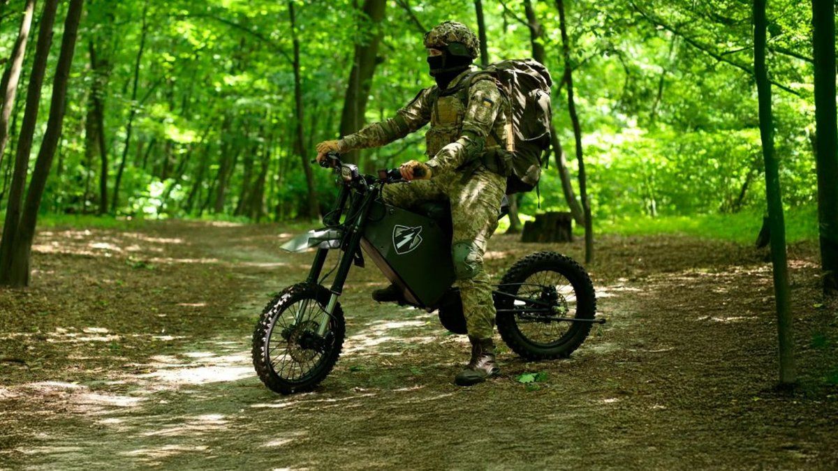 Guerre en Ukraine : découvrez la "Wolf Storm", la moto électrique militaire ukrainienne
