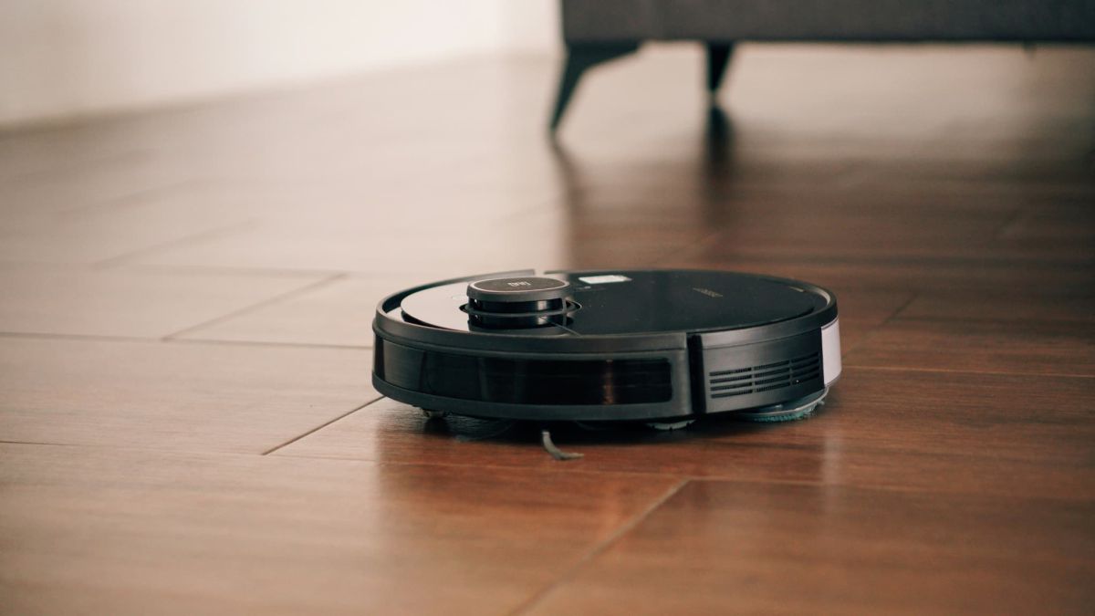 Dyson Spot+Scrub Ai, Roborock S8, Ecovacs T30 : le duel des aspirateurs robots