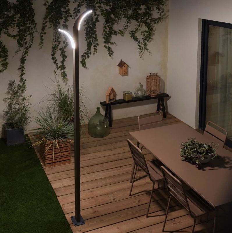 Illuminez vos soirées d'été avec ce lampadaire LED à moins de 100 € chez Leroy Merlin