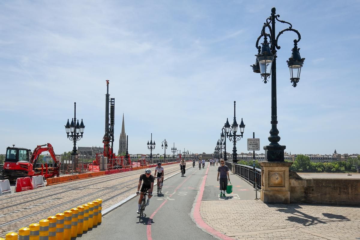 Les commerçants de Bordeaux face aux travaux du pont de pierre : une lueur d'espoir