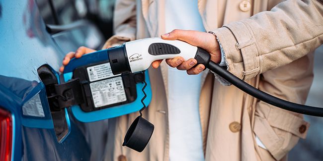 Tout savoir sur la recharge de voiture électrique à domicile : conseils et coûts