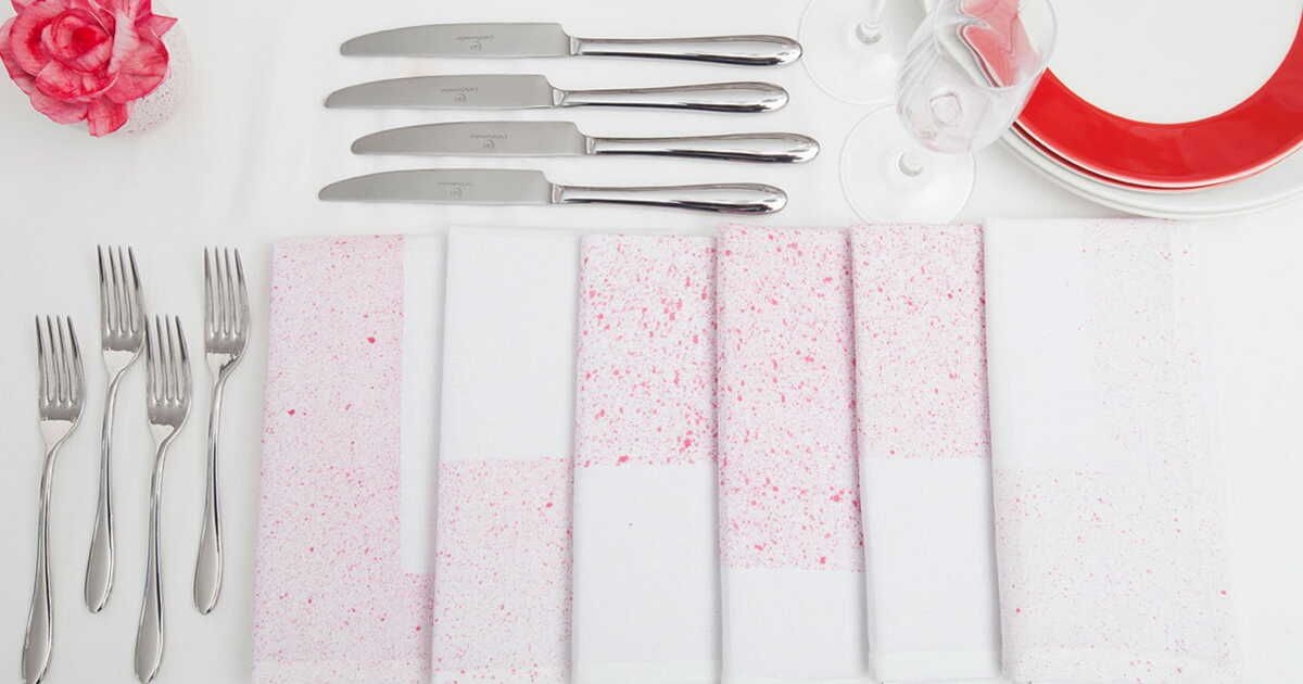 Des serviettes de table pointillistes en teinture