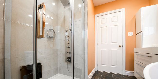 10 raisons de remanier votre salle de bain : passer de la baignoire à la douche