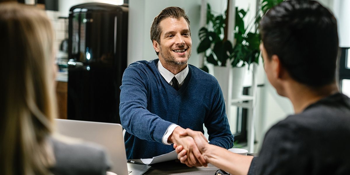 Négocier ses frais bancaires : astuces et conseils pratiques