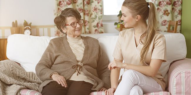 Comprendre le rôle essentiel des dames de compagnie pour seniors et comment les recruter