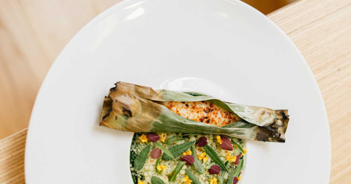 la méthode inventive de mory sacko pour cuisiner le poisson en papillote