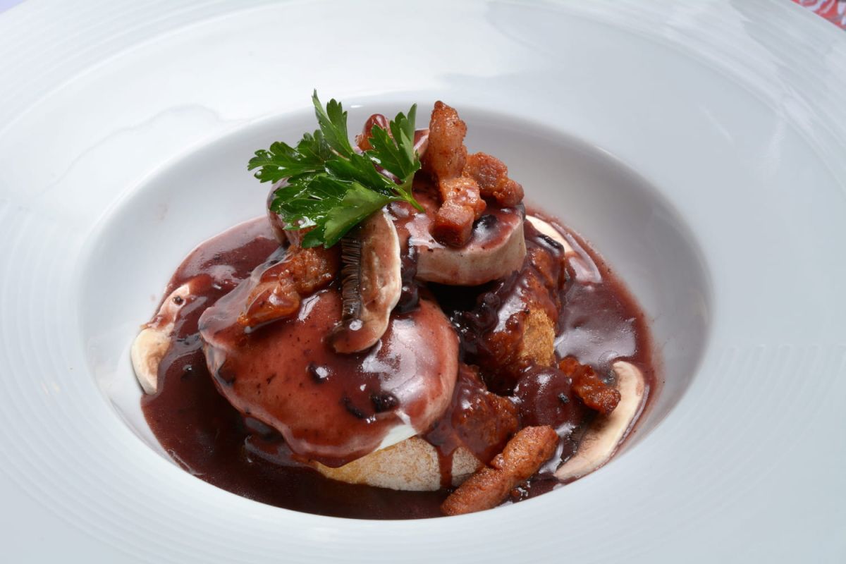 Découvrez la recette savoureuse des œufs à la beaujolaise de Cyril Lignac pour Noël
