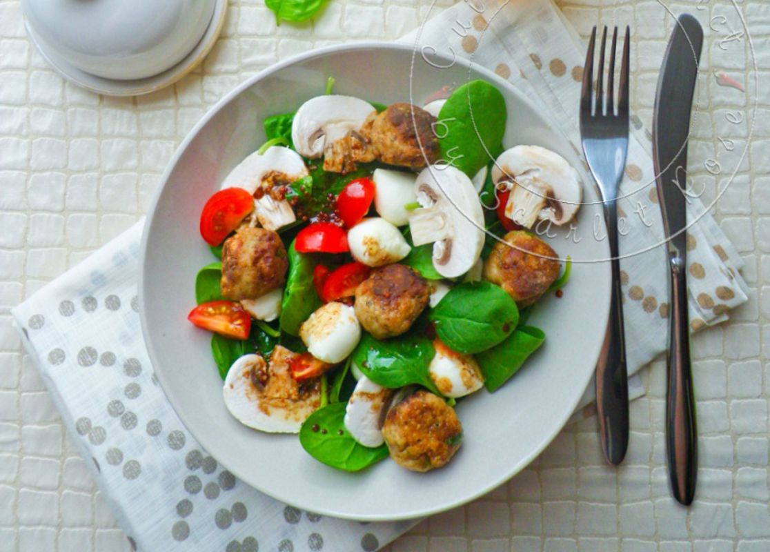 Une salade italienne ensoleillée avec des polpettes de veau et mozzarella